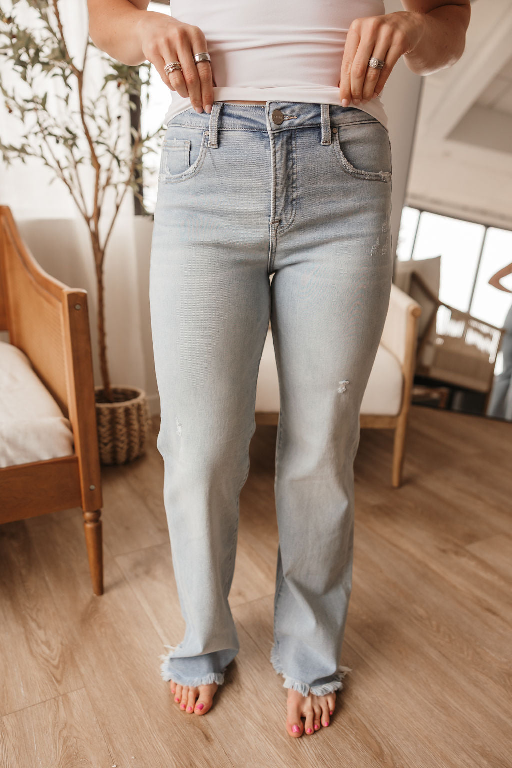 Risen Straight Jeans Frayed Hem